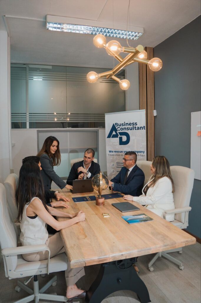 El equipo de AD Business Advisory trabajando en la sala de reuniones